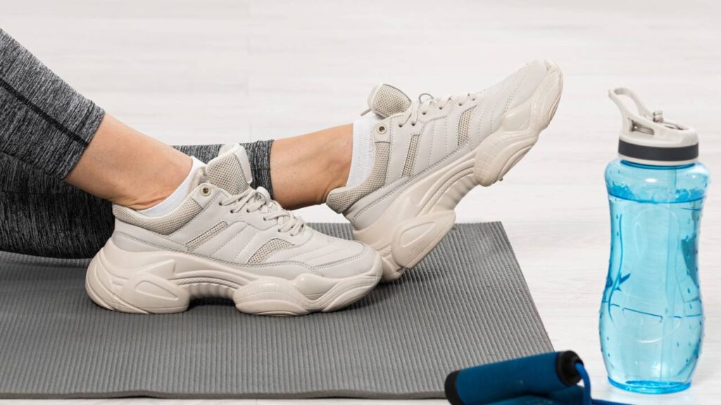 Esta misturinha caseira vai fazer seu tênis parecerem novos