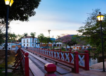 A cidade entre Brasília e Goiânia que preserva a história do Brasil e uma natureza exuberante