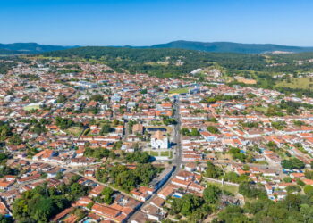 A cidade entre Brasília e Goiânia que preserva a história do Brasil e uma natureza exuberante