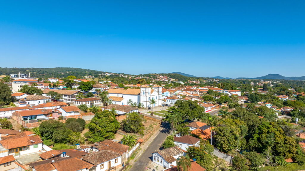 A cidade entre Brasília e Goiânia que preserva a história do Brasil e uma natureza exuberante