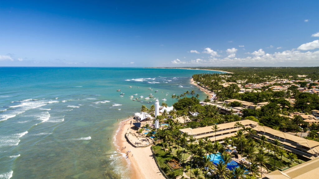 A praia com 12 km de águas cristalinas com piscinas naturais entre corais e o único castelo medieval das Américas