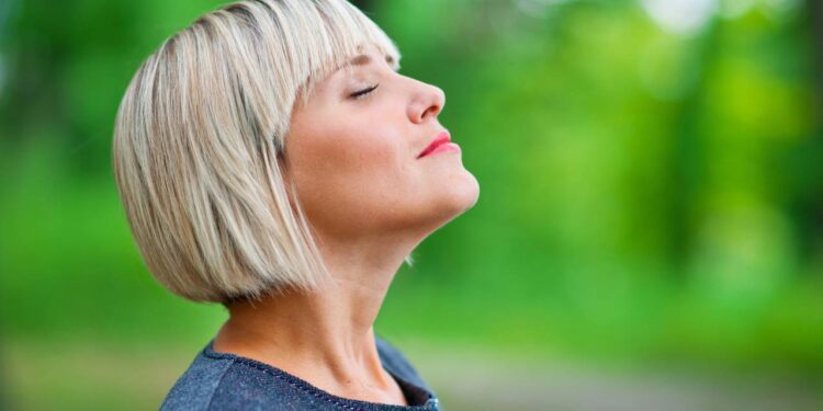 Quando a rotina sufoca, é isso que você pode fazer em 1 minuto pra respirar melhor