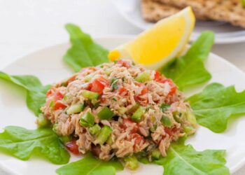 Salada de atum feita em 8 minutos vira refeição completa no verão