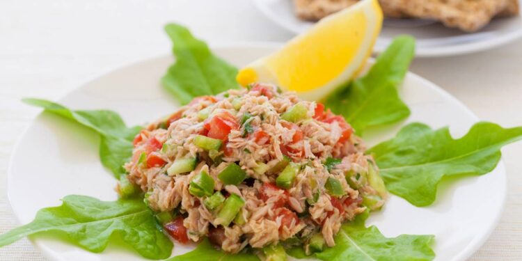 Salada de atum feita em 8 minutos vira refeição completa no verão