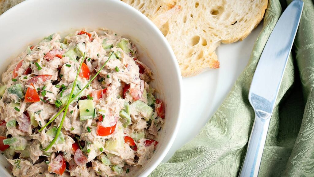 Salada de atum feita em 8 minutos vira refeição completa no verão