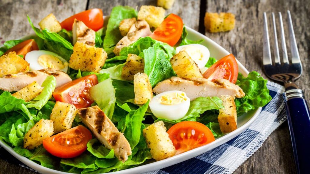 Salada refrescante feita em 8 minutos acompanha a ceia de Ano Novo
