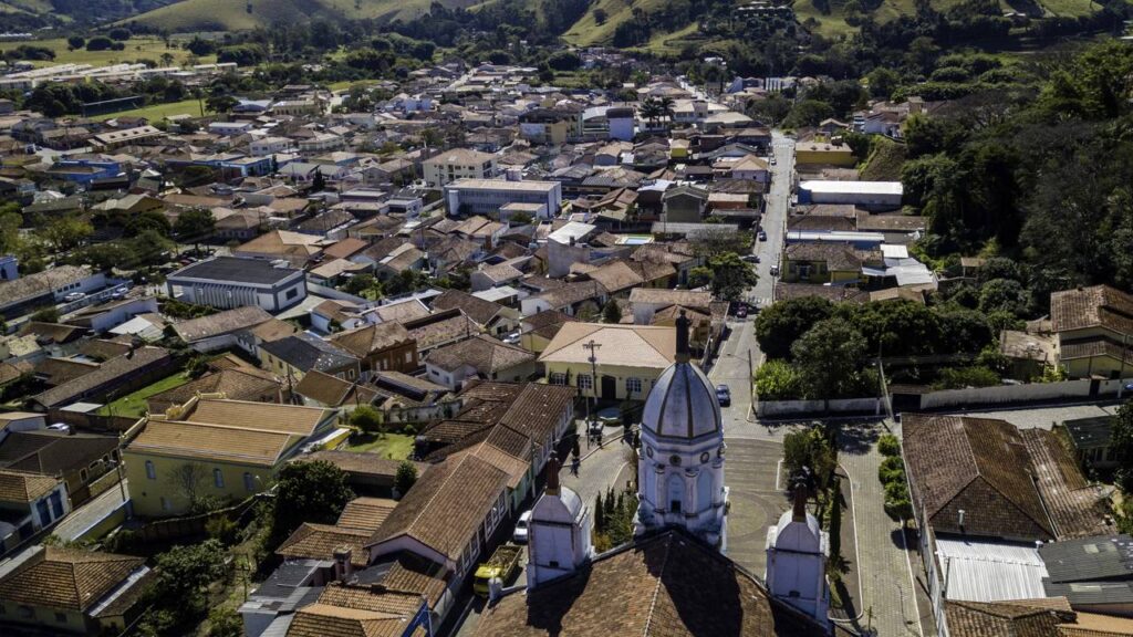 A cidade com 11 mil habitantes oferece muita paz e tranquilidade em montanhas inesquecíveis