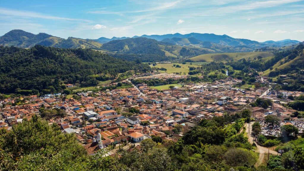A cidade com 11 mil habitantes oferece muita paz e tranquilidade em montanhas inesquecíveis