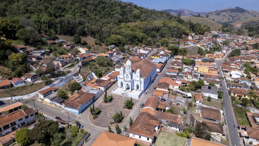 A cidade com 11 mil habitantes oferece muita paz e tranquilidade em montanhas inesquecíveis