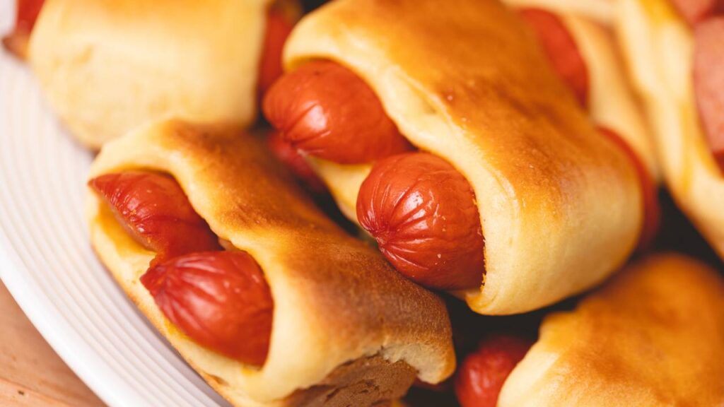 Aprenda a fazer gostosos enroladinhos de salsicha rápidos e sem gastar muito