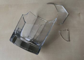 Nem vassoura fina, nem pinça: fatia de pão que coleta caco miúdo de vidro sem risco de corte