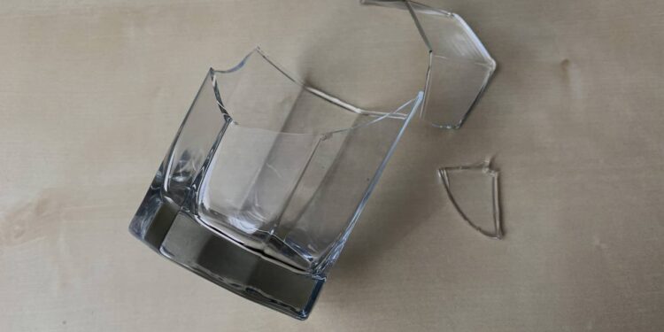 Nem vassoura fina, nem pinça: fatia de pão que coleta caco miúdo de vidro sem risco de corte