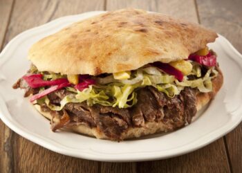 Prepare gostosos shawarmas recheados sem gastar muito em pouco tempo