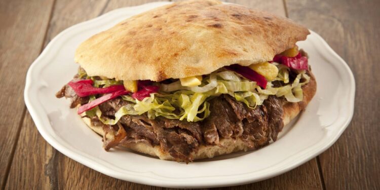 Prepare gostosos shawarmas recheados sem gastar muito em pouco tempo