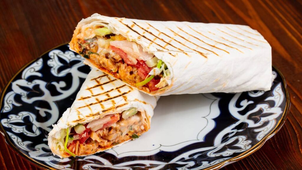 Prepare gostosos shawarmas recheados sem gastar muito em pouco tempo