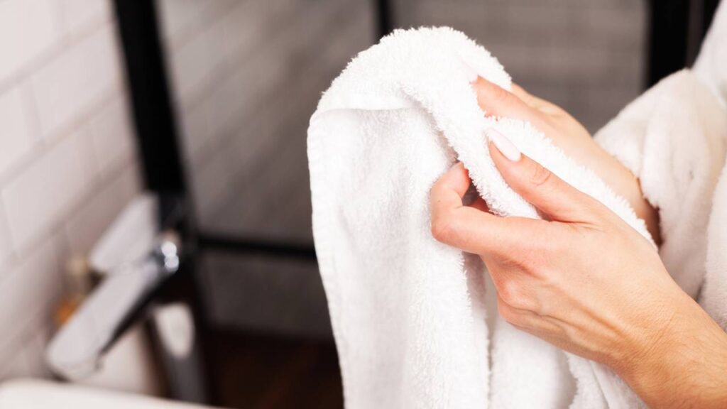 Nem alvejante, nem água oxigenada: truque caseiro que devolve o branco em toalha de banho encardida