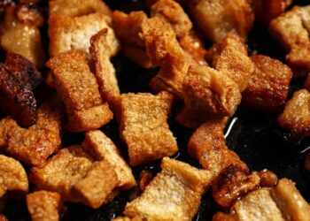 Torresmo de boteco perfeito em casa: estalando de tão crocante em 9 minutos