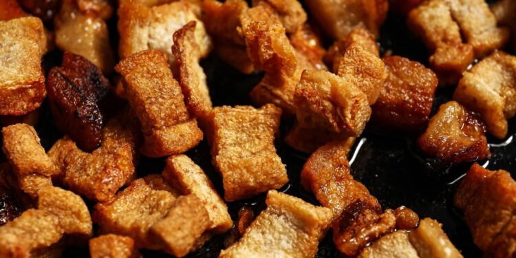 Torresmo de boteco perfeito em casa: estalando de tão crocante em 9 minutos