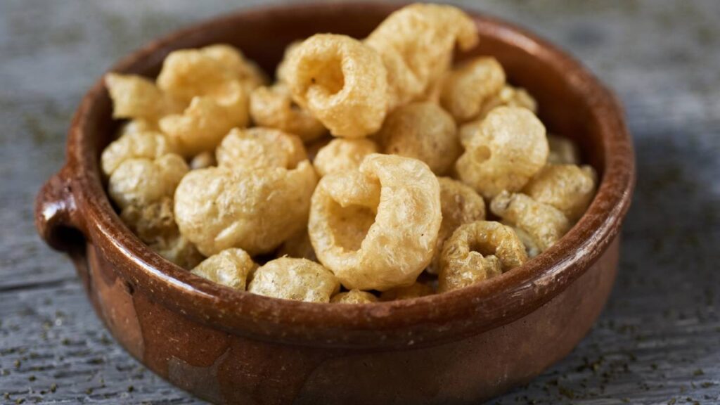 Torresmo de boteco perfeito em casa: estalando de tão crocante em 9 minutos
