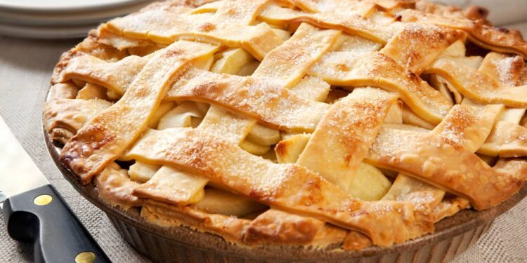 Receita de torta de maçã rápida e econômica para saborear depois do almoço