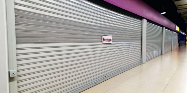 Varejista gigante anuncia fechamento de 180 lojas e choca compradores