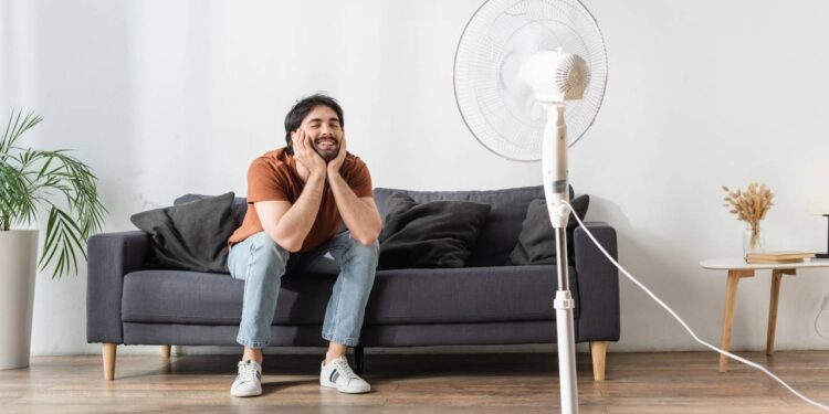 Ventilador de mesa ou de coluna: qual movimenta mais ar no quarto abafado de 35°C?