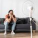 Ventilador de mesa ou de coluna: qual movimenta mais ar no quarto abafado de 35°C?