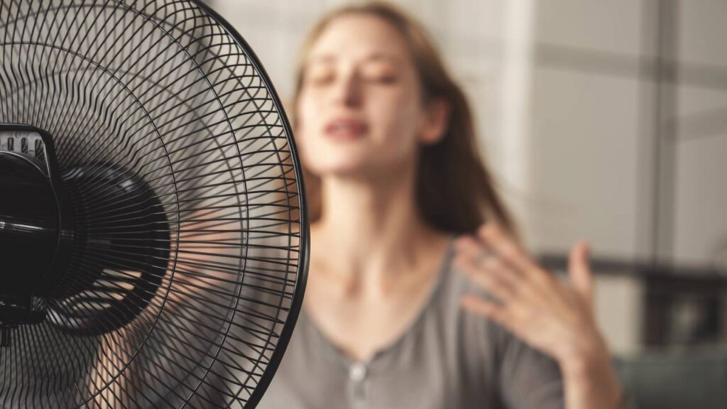 Ventilador de mesa ou de coluna: qual movimenta mais ar no quarto abafado de 35°C?