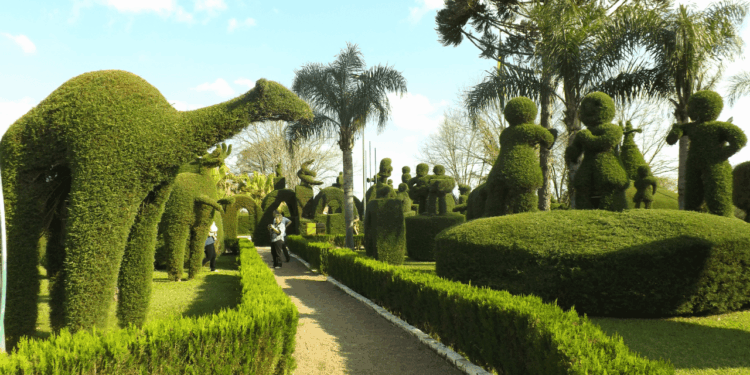 Essa cidade com 3 mil habitantes ganhou fama de “Mais Bela Praça” por um jardineiro de 89 anos que criou esculturas em uma praça inteira