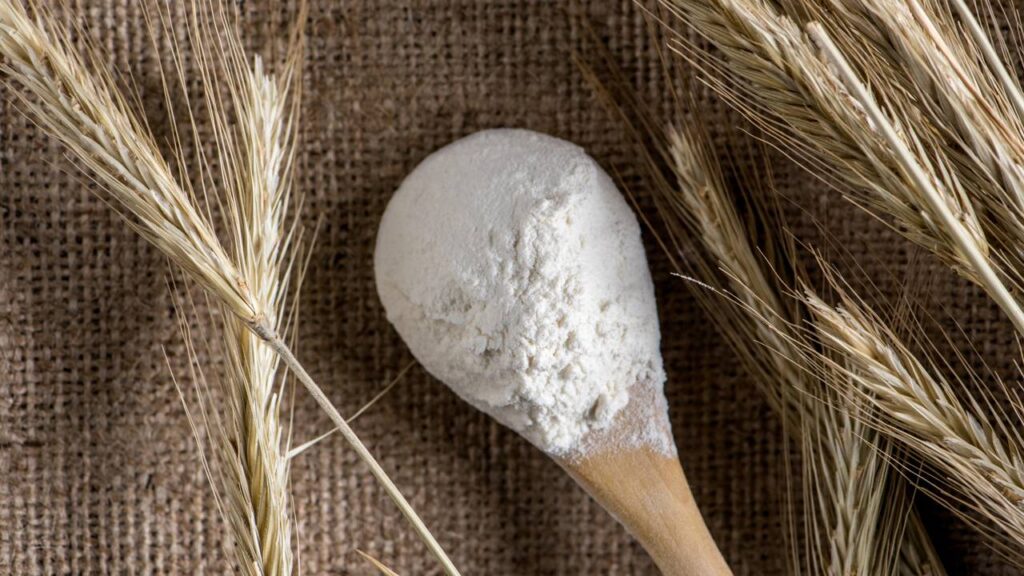 Nem anti-gordura, nem desengordurante: farinha de trigo que tira óleo queimado da fritadeira sem esfregar
