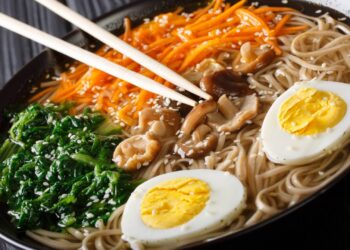 Yakisoba caseiro suculento que fica pronto em só 7 minutos e conquista a família