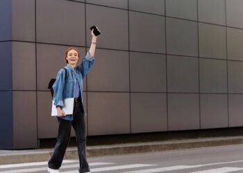 Quem acena para motoristas ao atravessar a rua tem uma percepção diferente do mundo, de acordo com psicologia