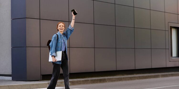 Quem acena para motoristas ao atravessar a rua tem uma percepção diferente do mundo, de acordo com psicologia