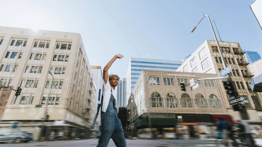Quem acena para motoristas ao atravessar a rua tem uma percepção diferente do mundo, de acordo com psicologia