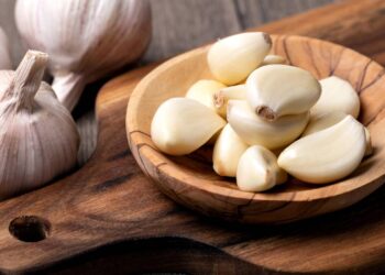 Esta dica vai fazer você descascar alho em segundos