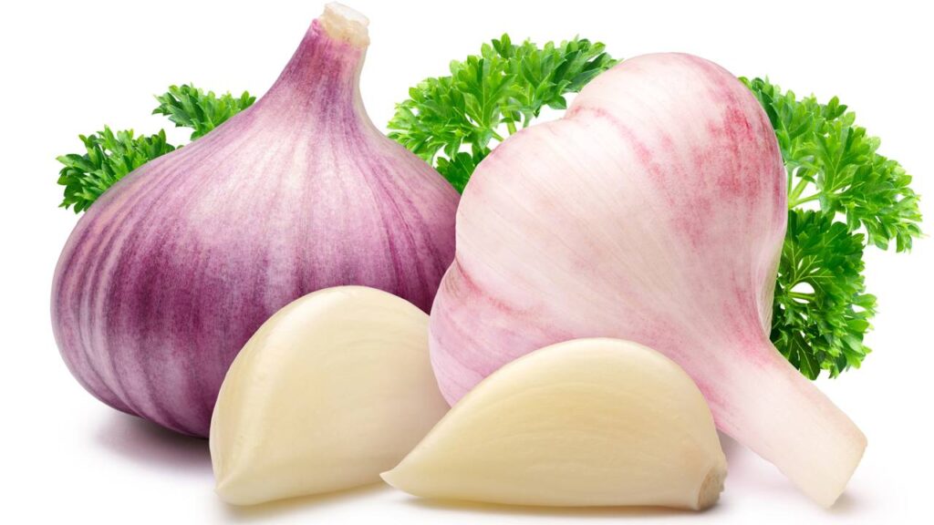 Esta dica vai fazer você descascar alho em segundos