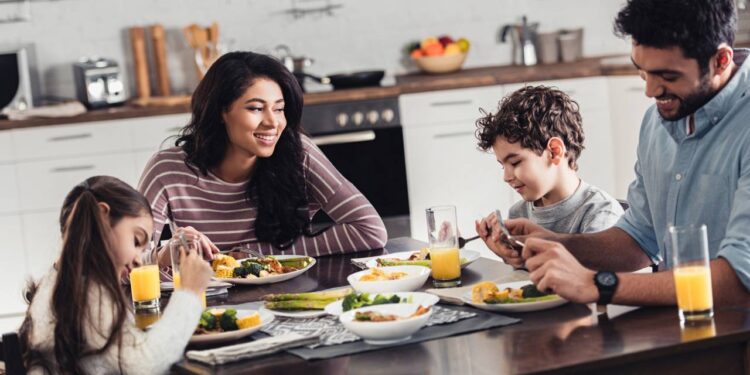 Esse arroz com linguiça em uma panela é tudo o que seu almoço em família precisa