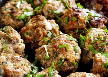 Almondegas servidas em um prato