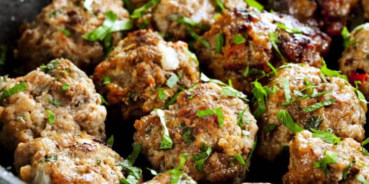 Almondegas servidas em um prato