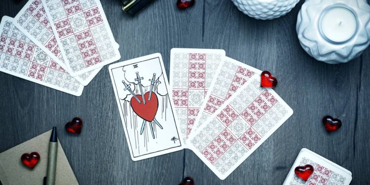 Como o tarô pode revelar a sua jornada no amor
