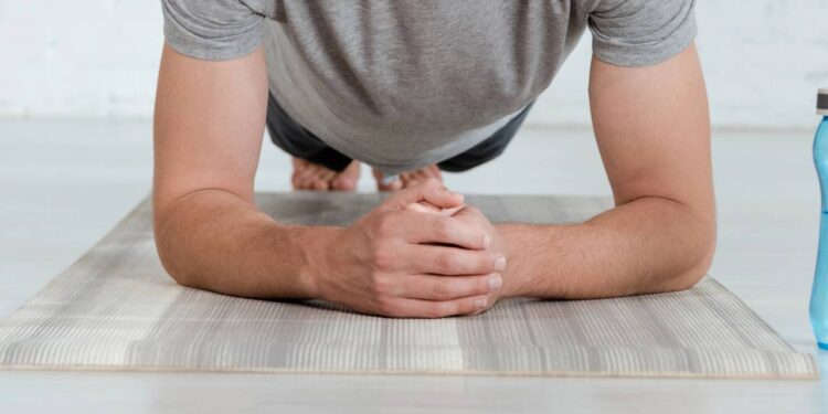 3 exercícios fáceis para fortalecer o antebraço em casa com equipamentos caseiros