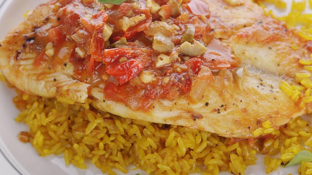Jantar saudável pronto em 25 minutos, arroz amarelo e tilápia suculenta sem complicação