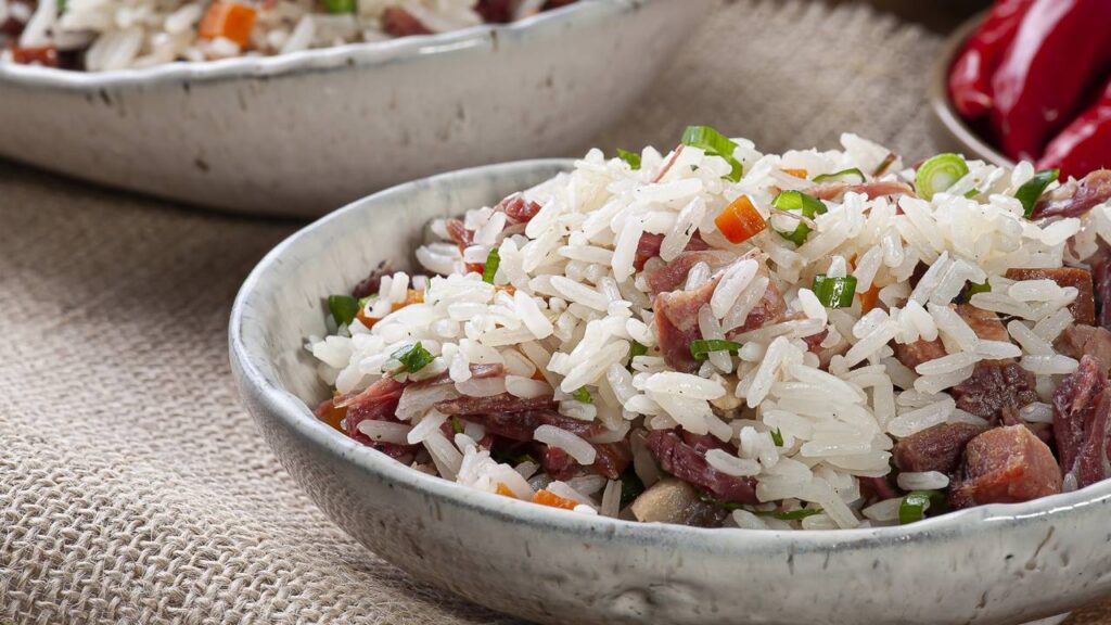 Esse arroz com linguiça em uma panela é tudo o que seu almoço precisa