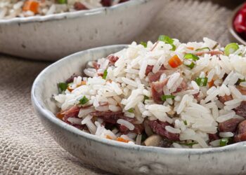 Aprenda uma receita de prato único no almoço que reaproveita arroz pronto e vira uma refeição completa