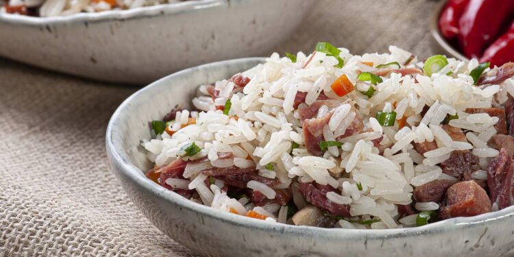 Aprenda uma receita de prato único no almoço que reaproveita arroz pronto e vira uma refeição completa