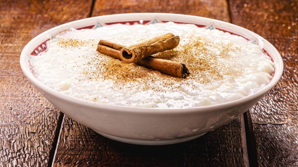 Receita doce e cremosa de arroz-doce para fazer de sobremesa que dá água na boca