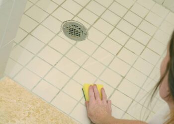 Mistura caseira para limpar o piso do banheiro