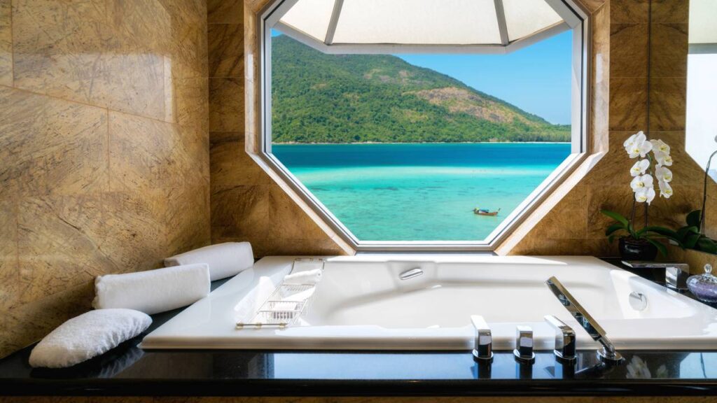 Nem água sanitária, nem cloro: esse truque limpa banheiro de praia sem cheiro forte