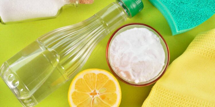 O truque caseiro com vinagre e bicarbonato limpa o banheiro em minutos e reduz o gasto com produtos