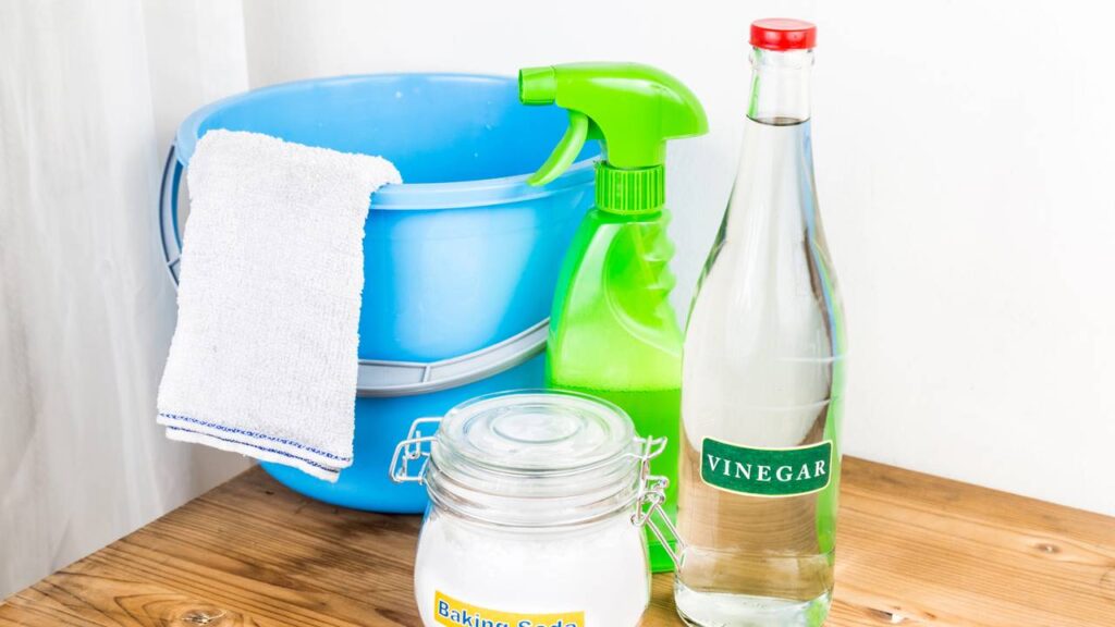 Pare de misturar bicarbonato de sódio e vinagre para fazer pasta de limpeza